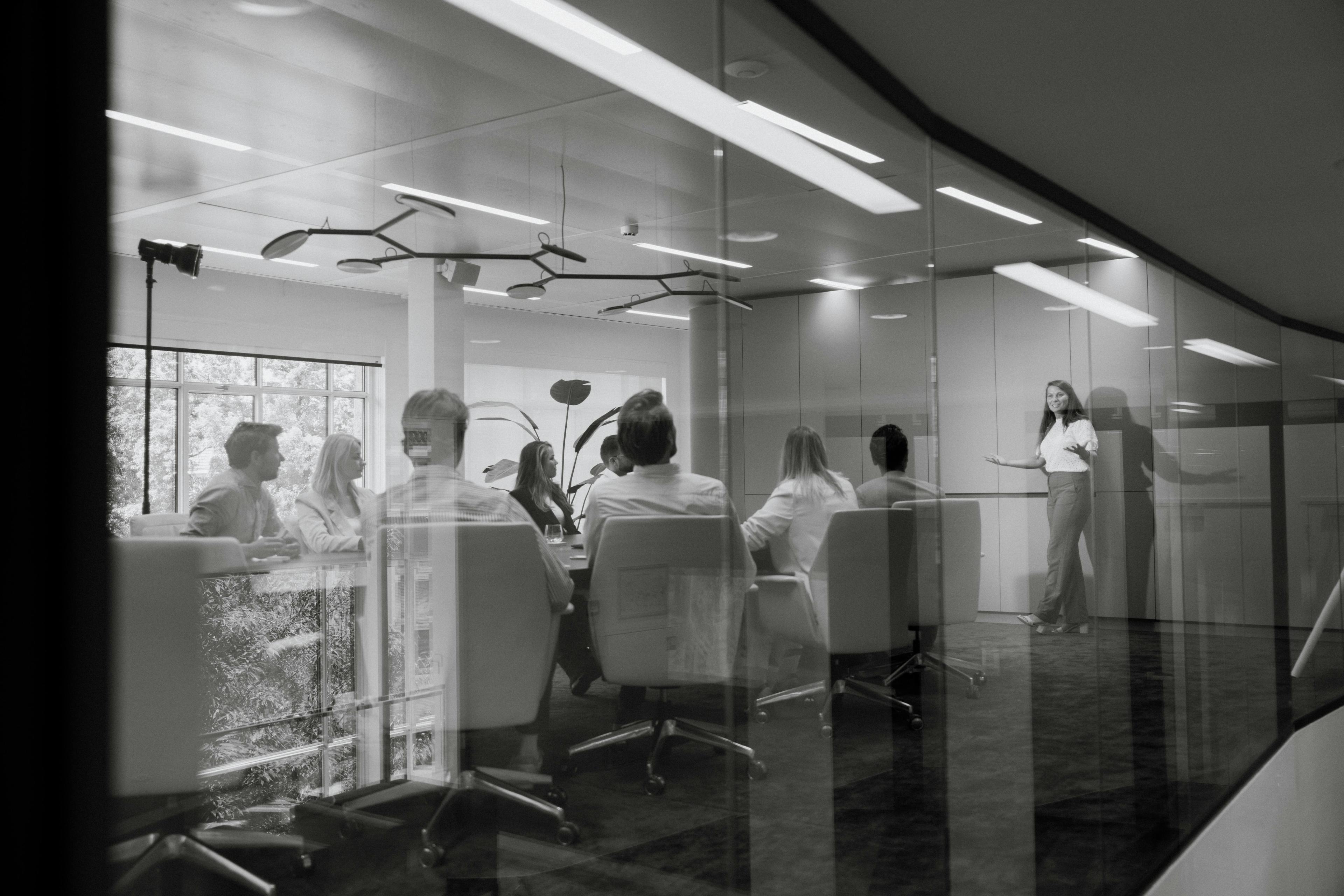 Collega's in vergadering zwart wit.