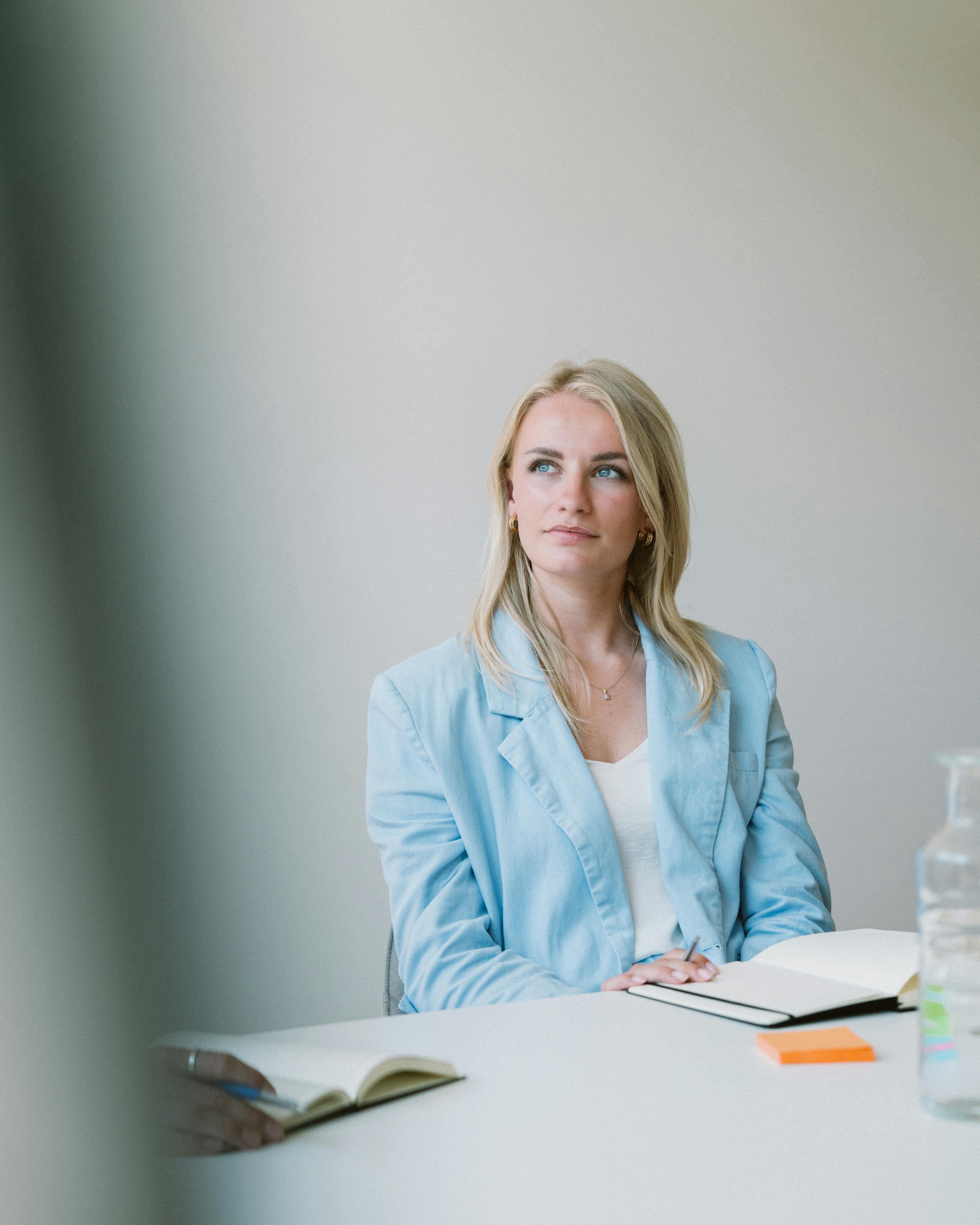 Luisterende collega met blauwe tinten in afbeelding.