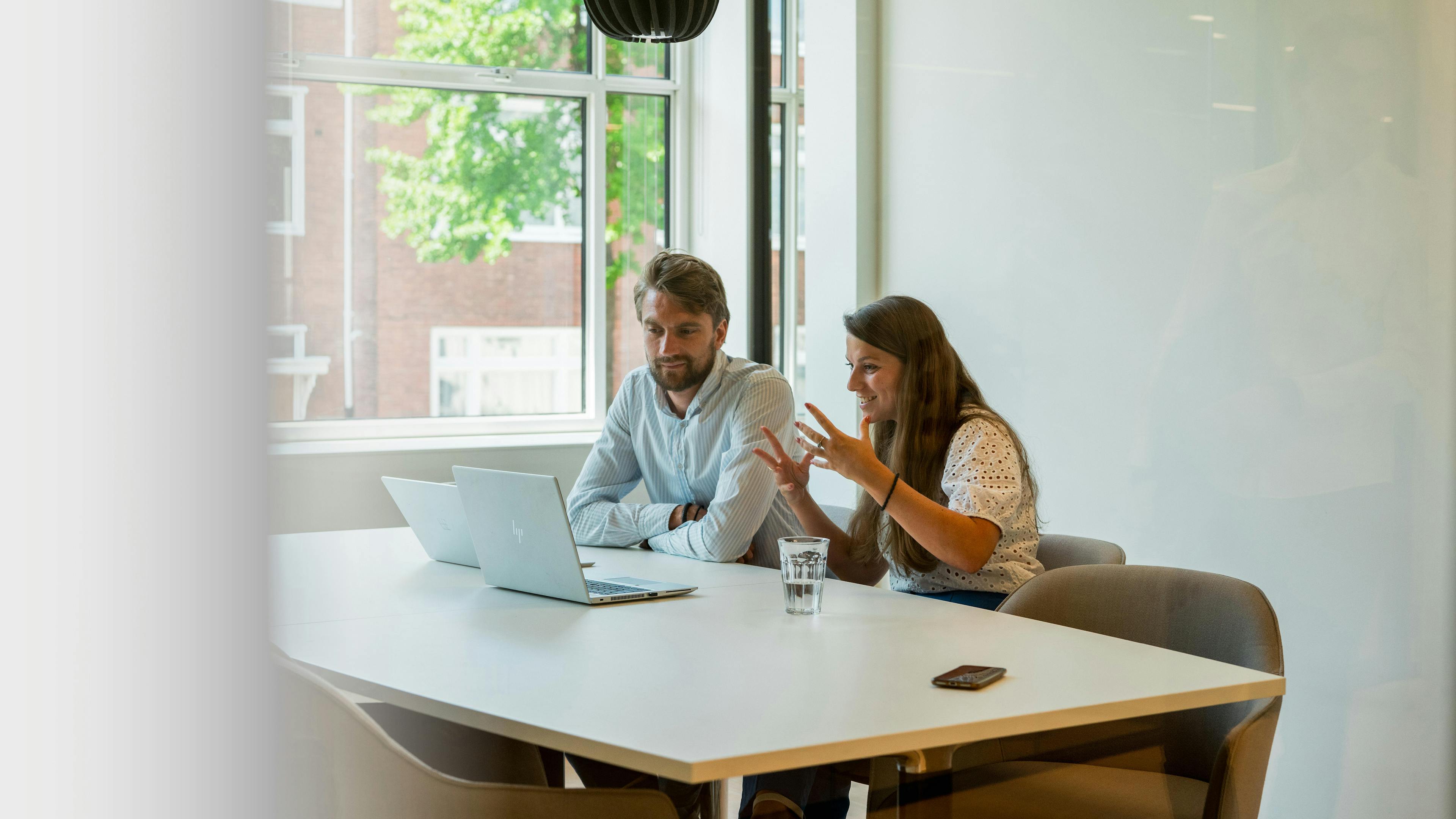 Werknemers in gesprek tijdens een online meeting.