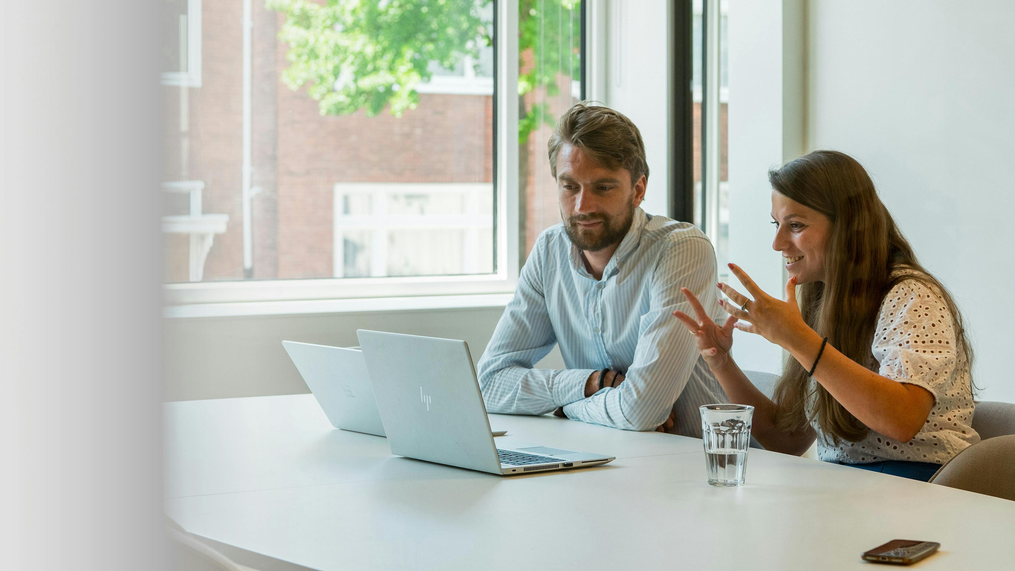Werknemers in gesprek tijdens een online meeting.