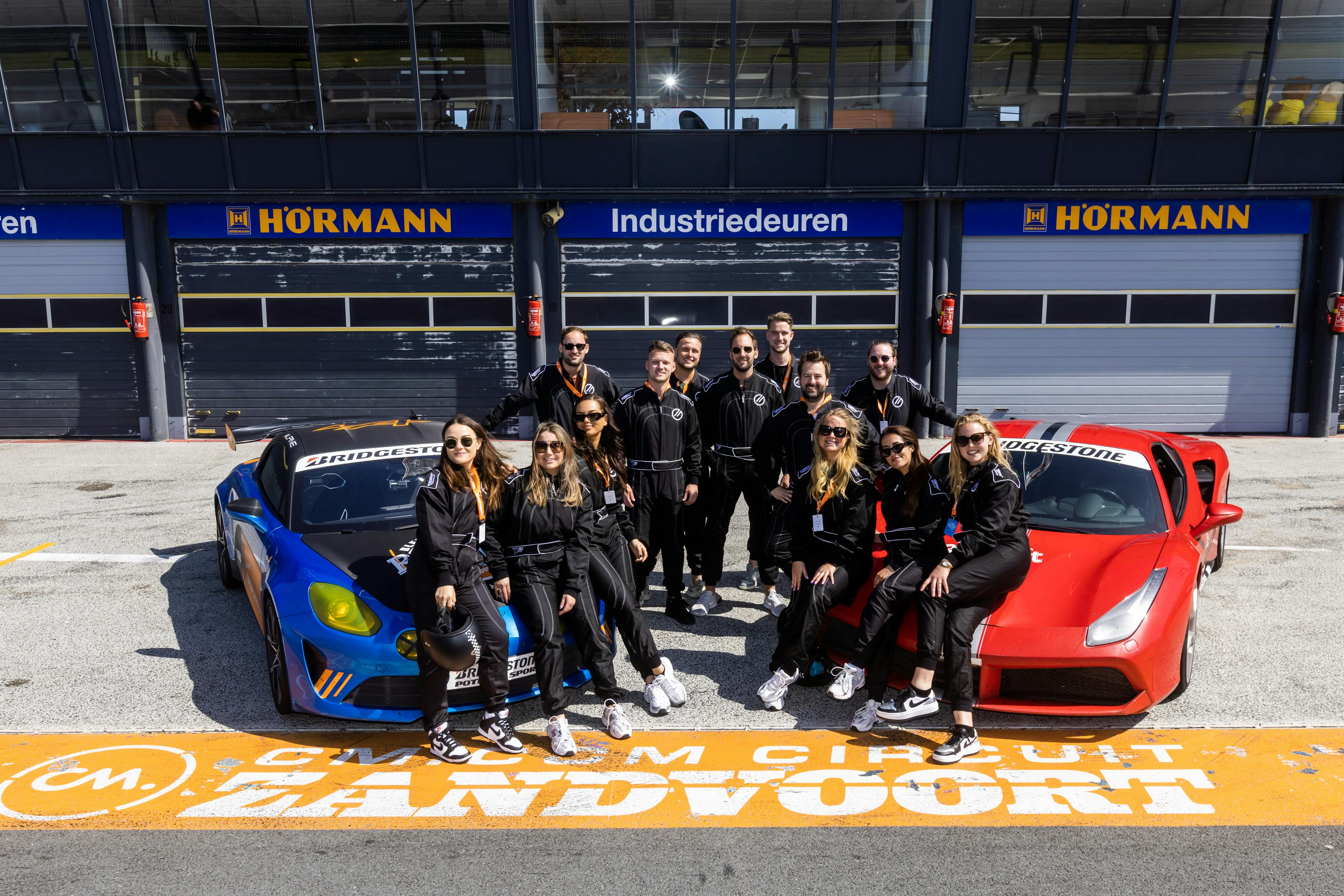 Event Elevation Group met race auto's.