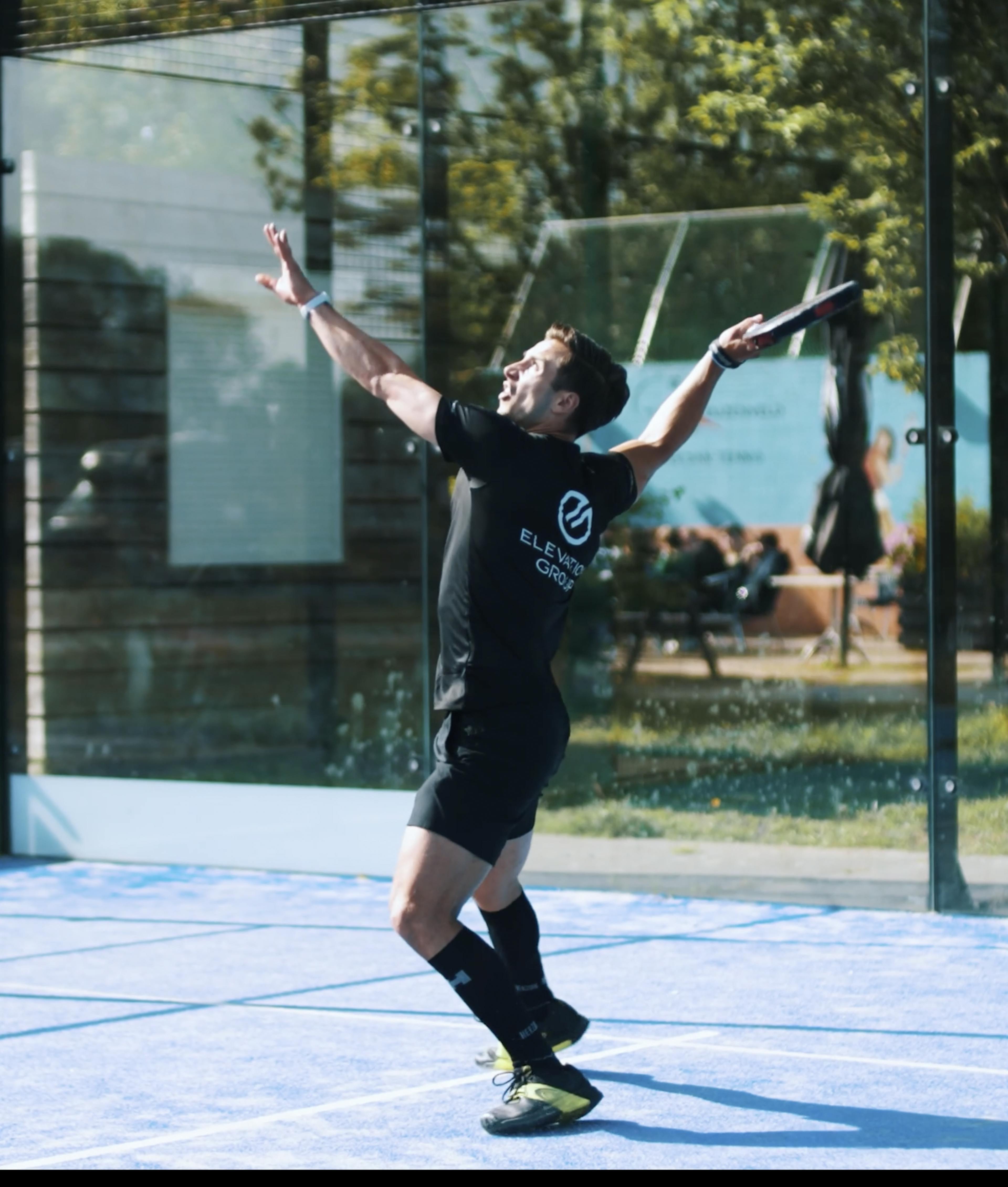 Collega op een Padel Toernooi van Elevation Group.