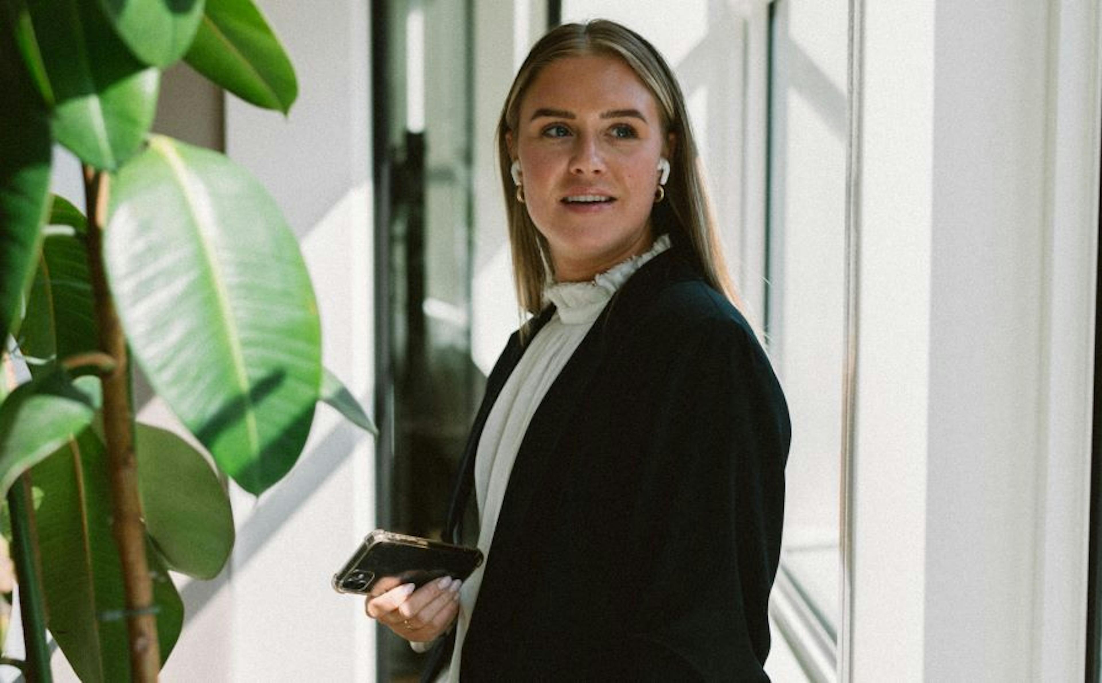 Collega van Elevation Group die aan het bellen is met airpods in.