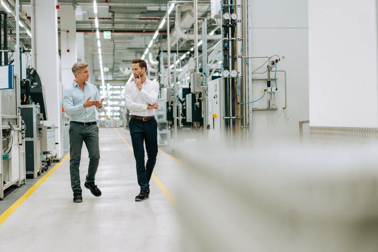 Supply Chain professionals in gesprek in een fabriek.