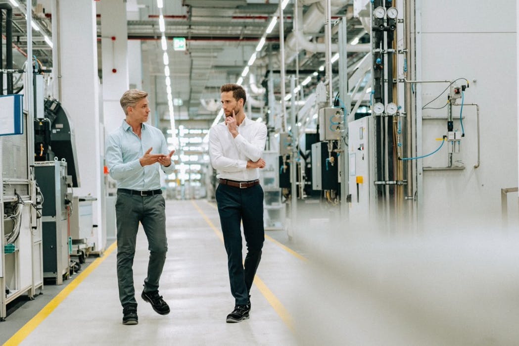 Supply Chain professionals in gesprek in een fabriek.