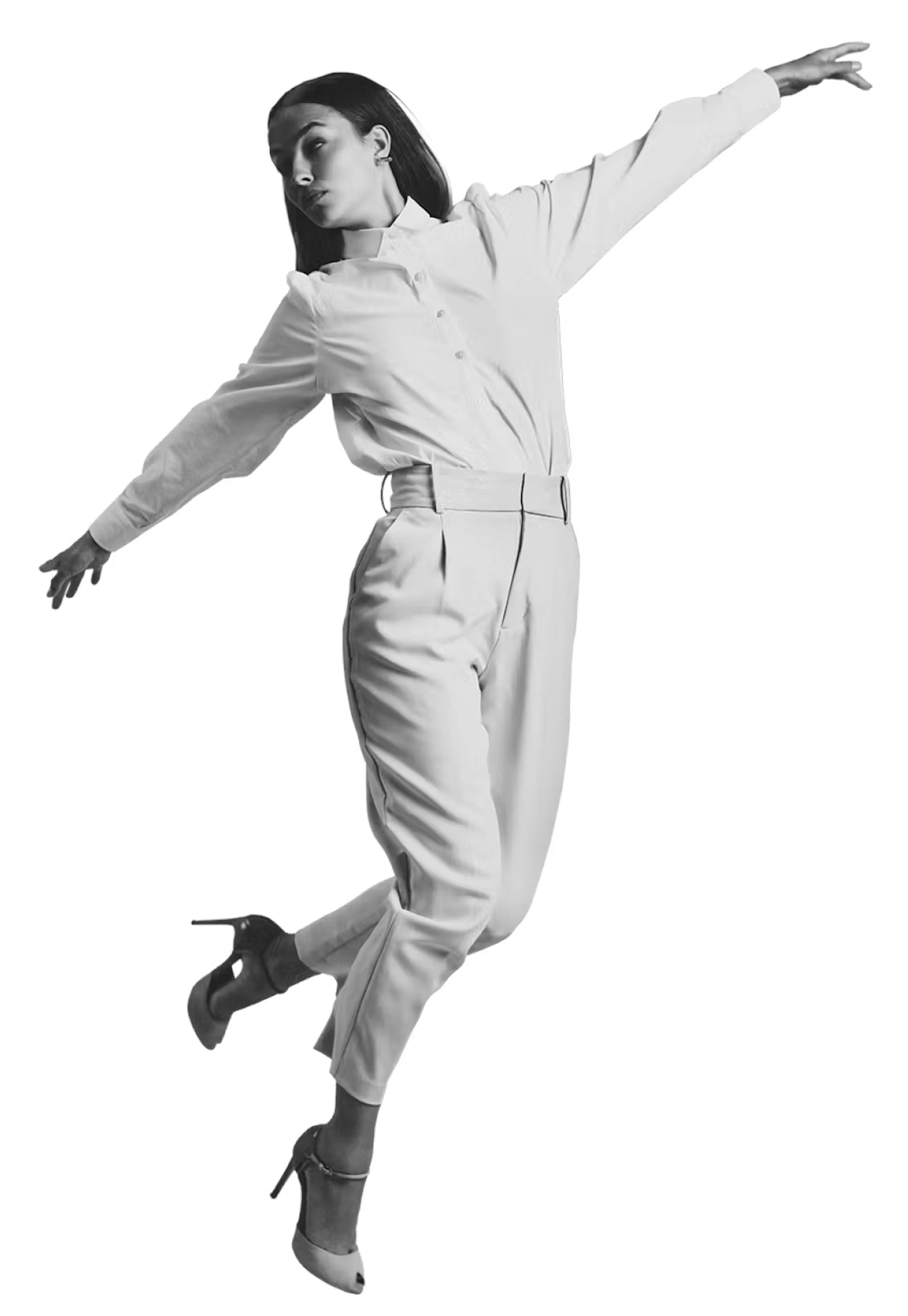 Model in een wit pak in de lucht