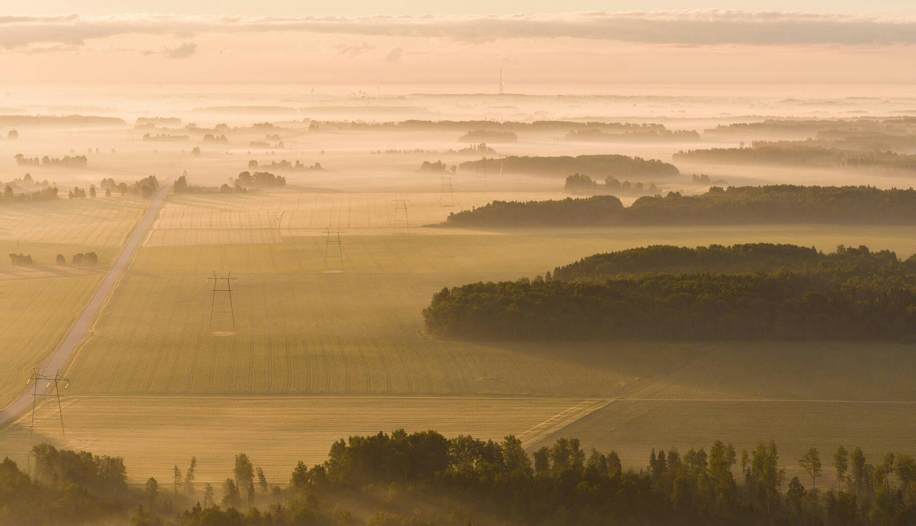 Elektriliinid ja põllud uduse päikesetõusu ajal – liitumise lihtsustamine ja energiasüsteem