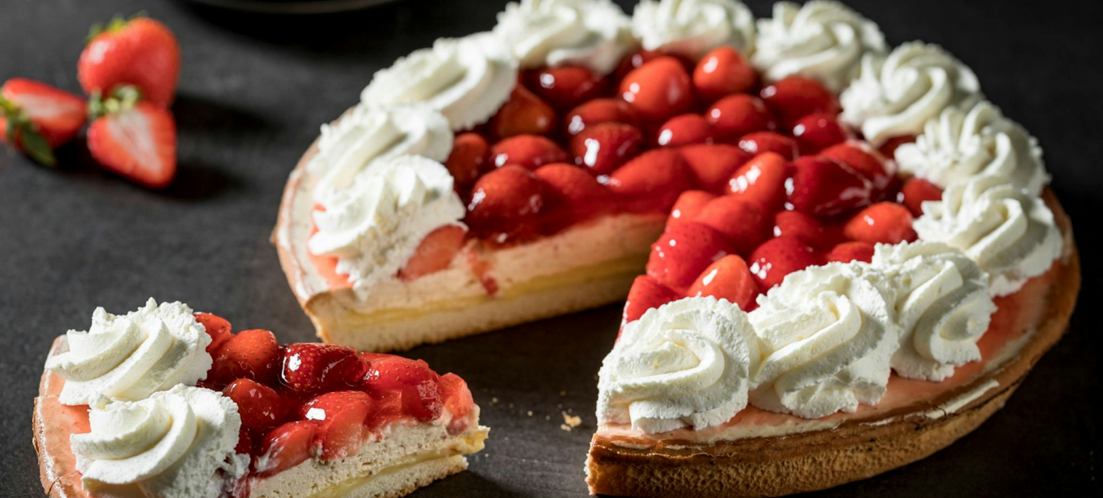 Afbeelding van aardbeienvlaai met slagroom