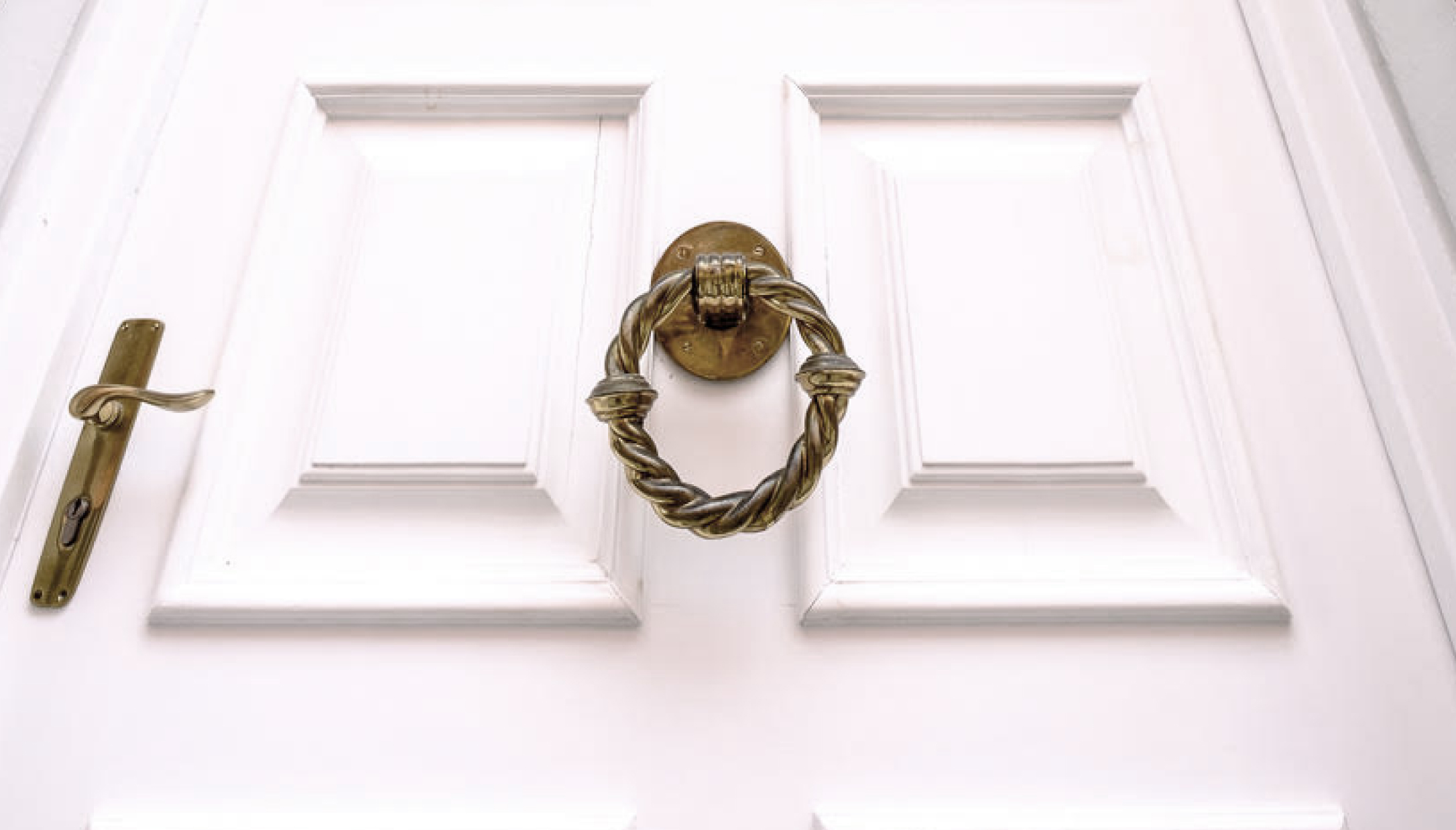 Porte d'entrée blanche à destination du header avec vue en contre bas. 