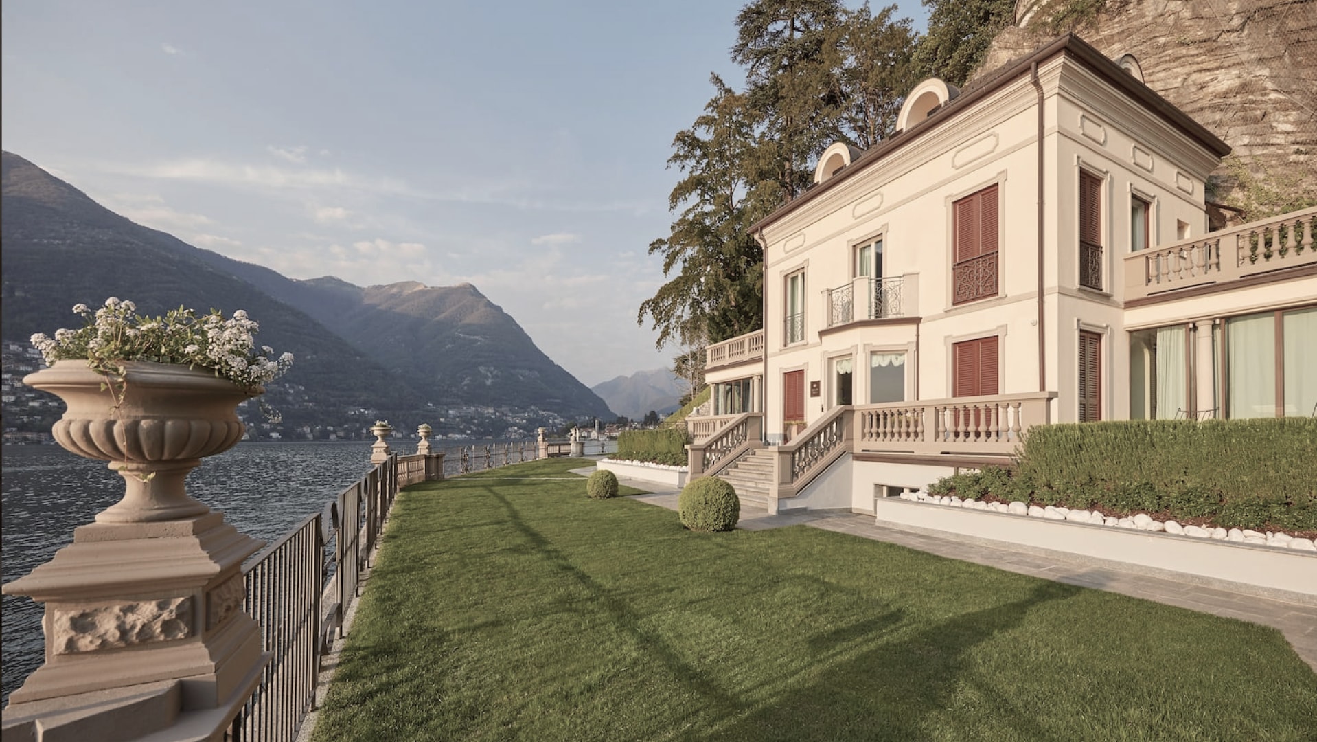 Hôtel Mandarin Oriental Lago di Como en Italie. Vue de la bâtisse et de son balconnet qui offre un panorama sur la baie et la mer. 