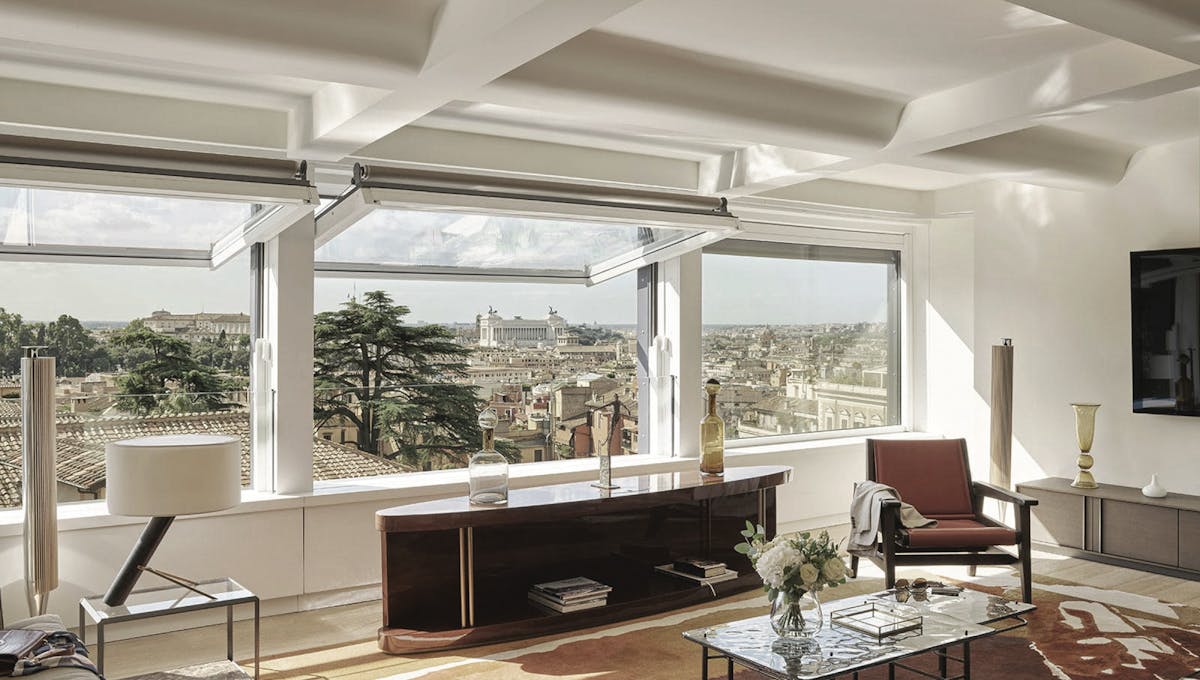 Salon de l'hôtel Bellavista Penthouse avec vu panoramique sur Rome et ses monuments.