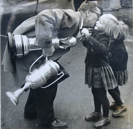 Nach Hause kommen mit Trophäen - und von der Familie begrüßt werden.