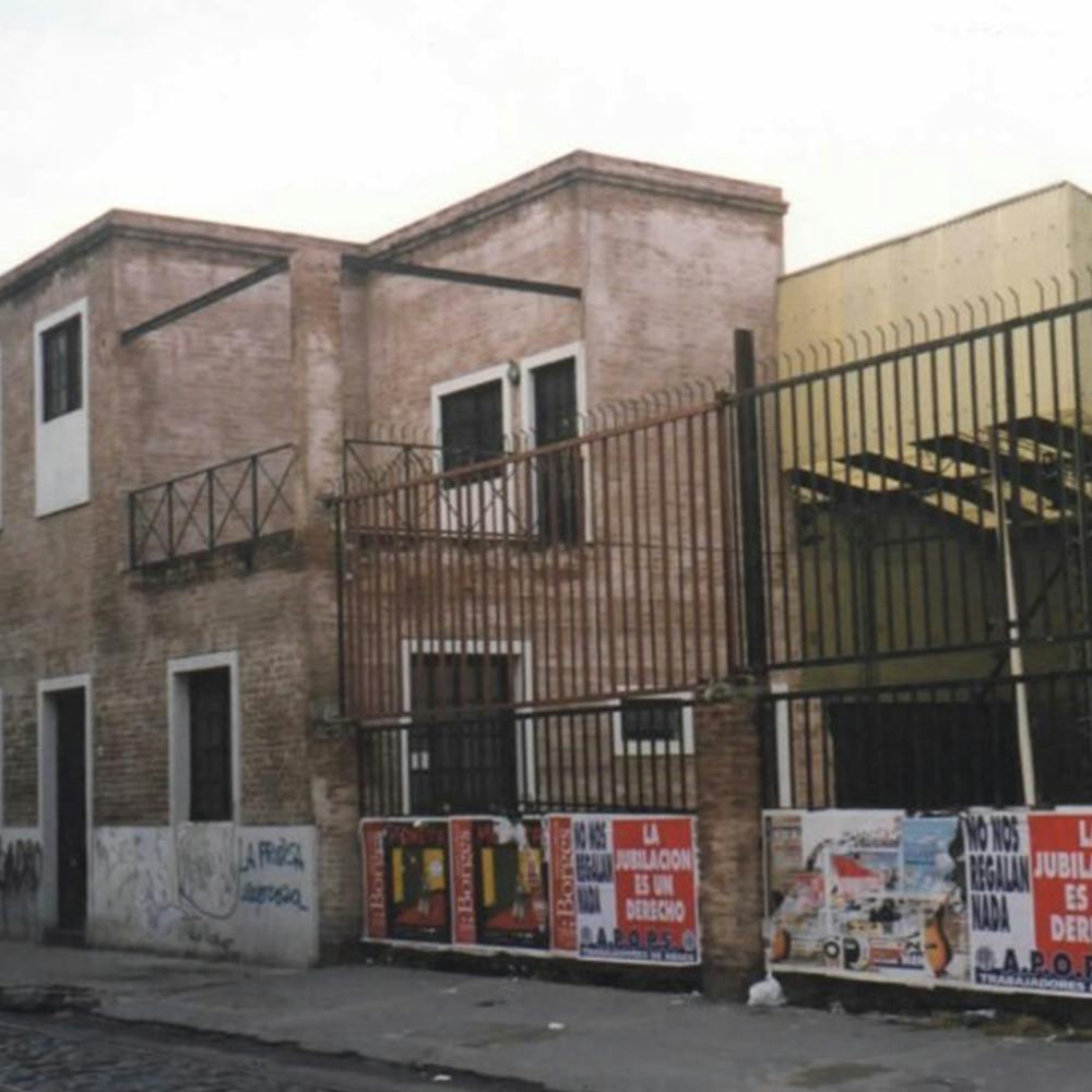 Facade of Chile 450/440 (1992). El Zanjón Archive.