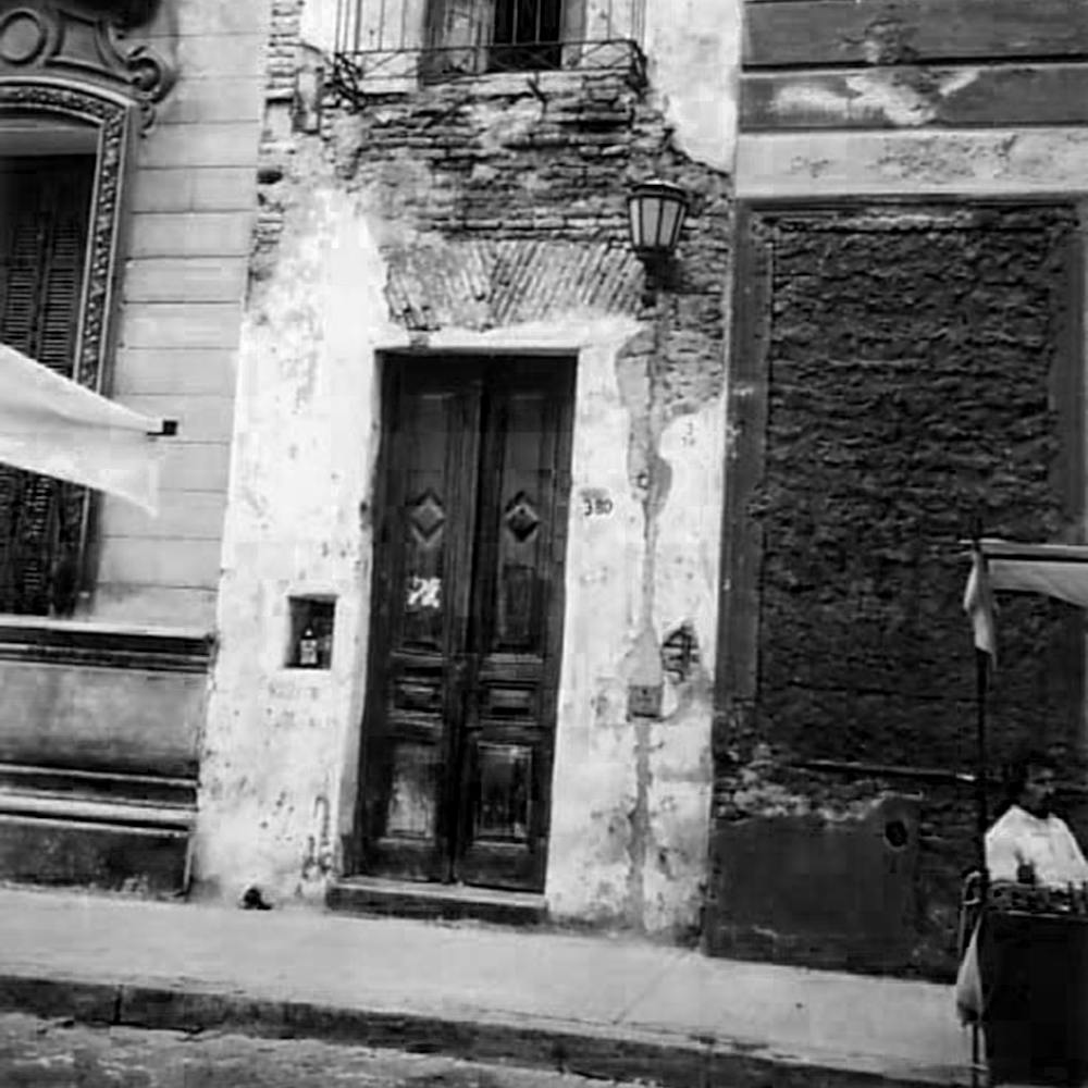 Facade of Casa Mínima (1994). El Zanjón Archive.