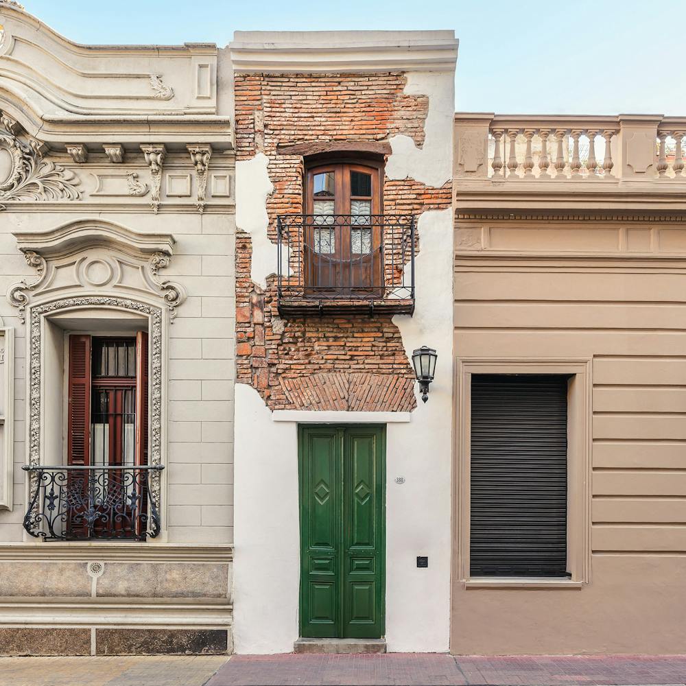 Facade of Casa Mínima (2003). El Zanjón Archive.