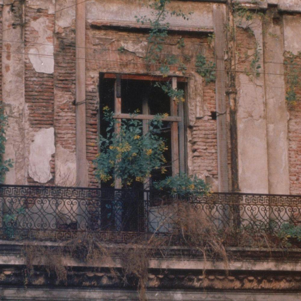 Ruinous façade of Defensa 755 (1985). El Zanjón Archive.