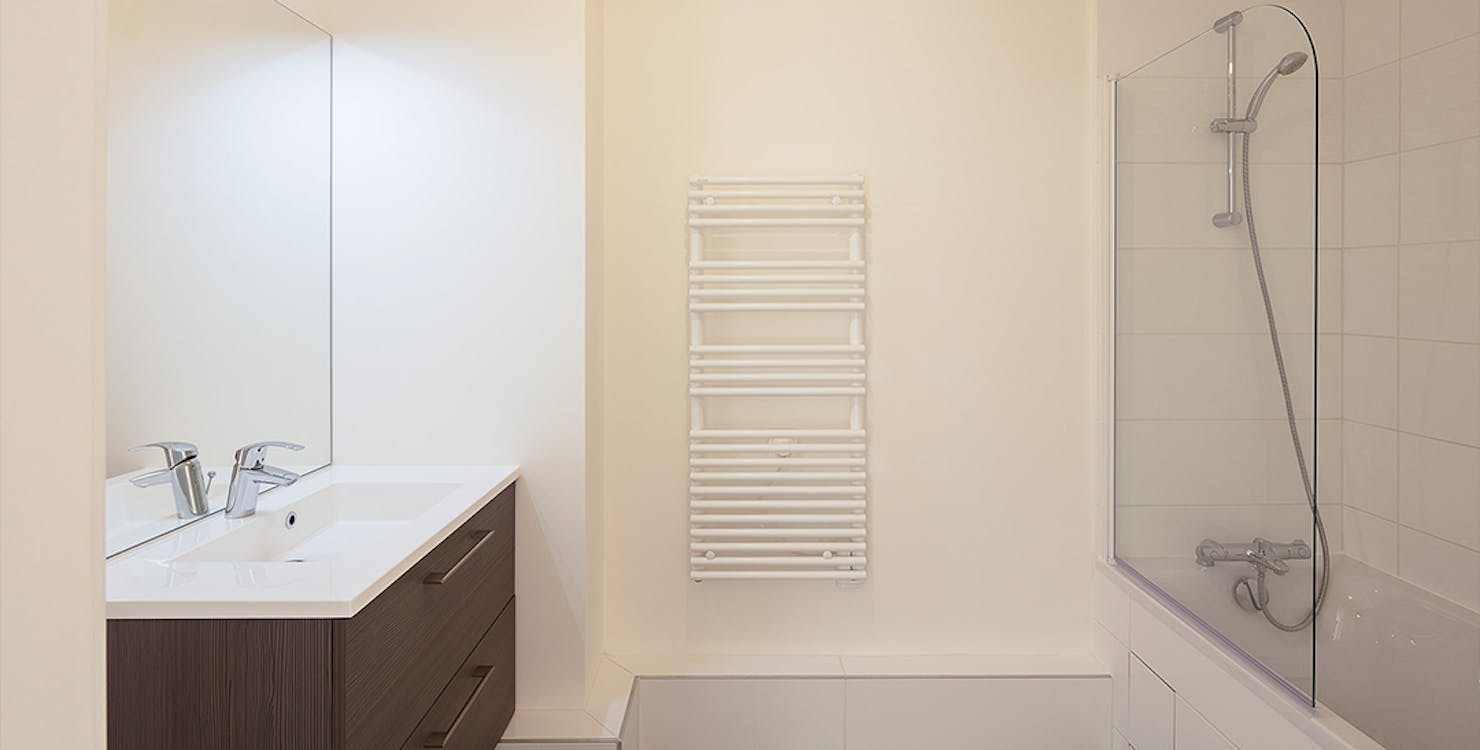 Salle de bains d'un appartement neuf à Châtillon, au 23-31 rue Jean Pierre Timbaud