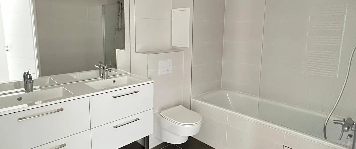 Salle de bains d'un appartement neuf à Clamart dans le programme immobilier Place du Garde