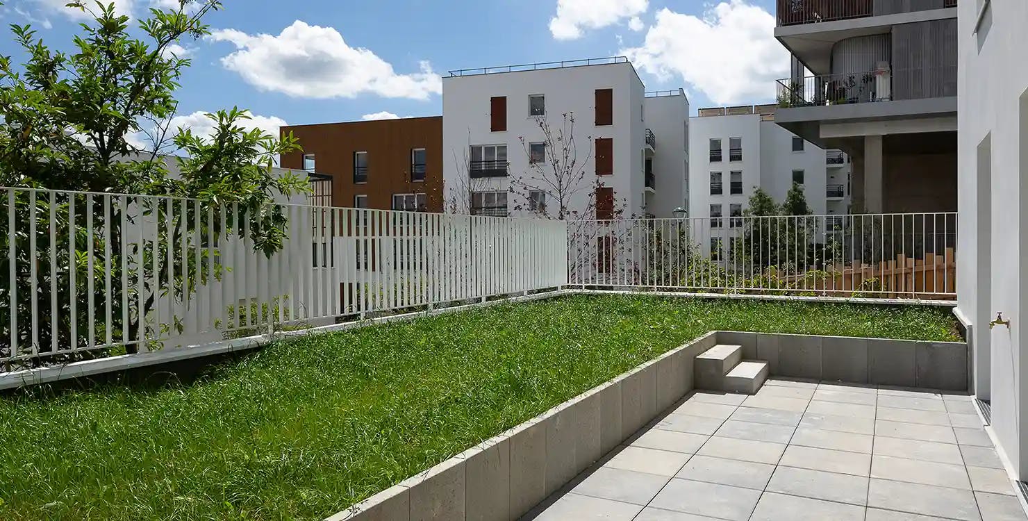 Espace extérieur d'un logement neuf à Vitry-sur-Seine, dans le programme immobilier Variations