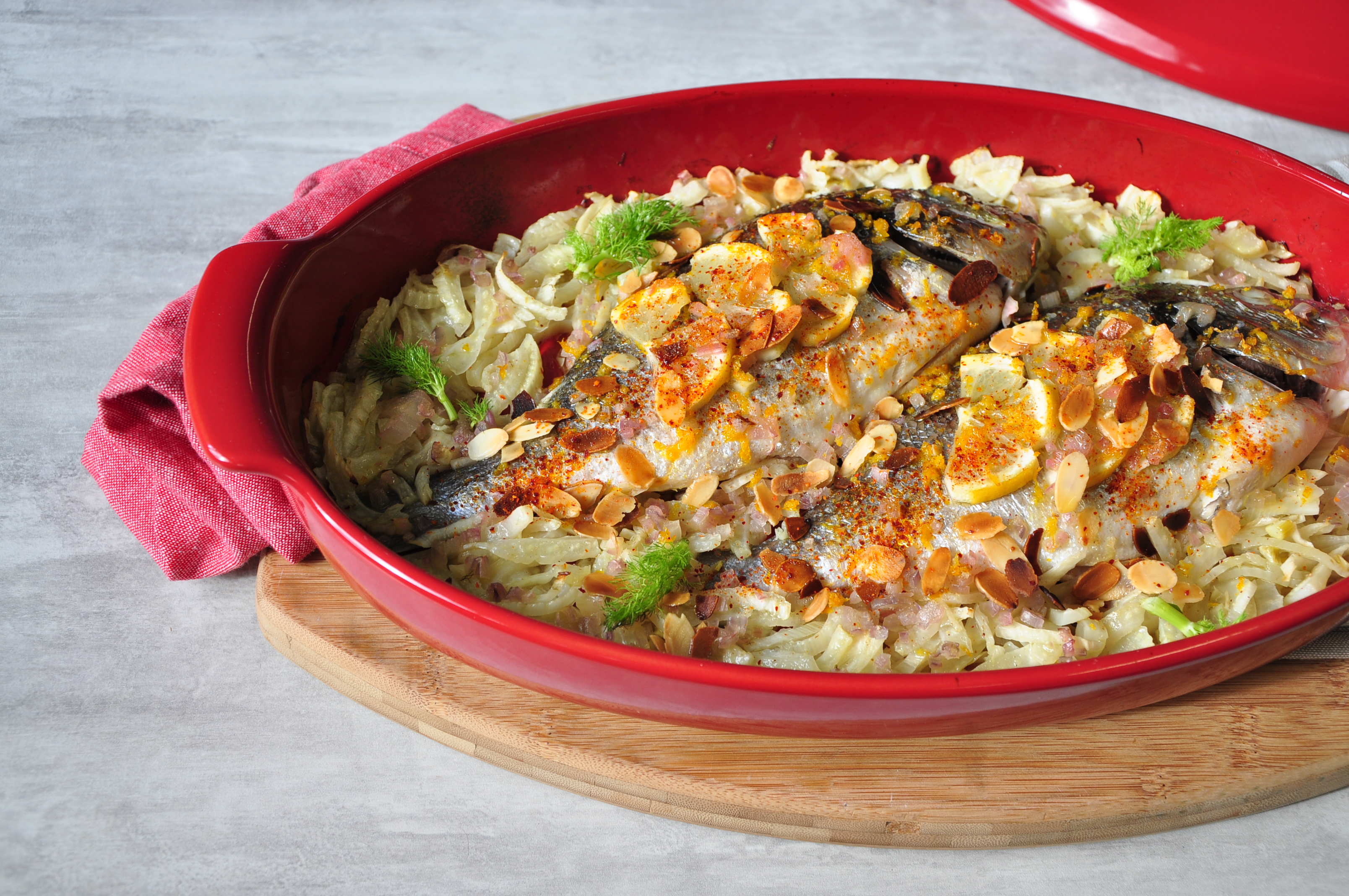 Daurade Royale cuite en papillote aux agrumes et échalotes, sur un lit de fenouil