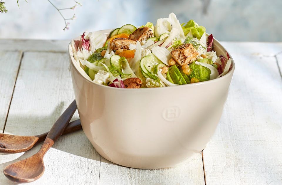 Salade croquante au fenouil, concombre, avocat et poulet grillé
