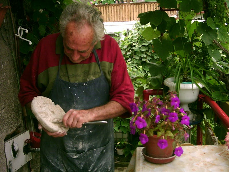 Emil Mureșan arată tehnica de sculptură