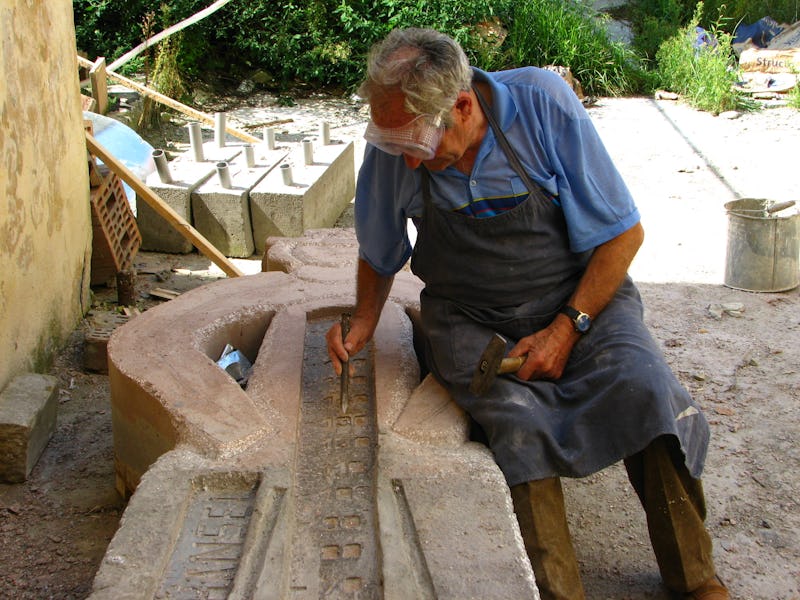 Emil Mureșan sculptează la una dintre lucrările sale