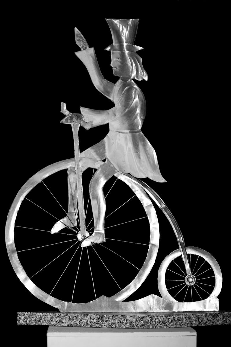 Lucrare din metal reprezentând un biciclist