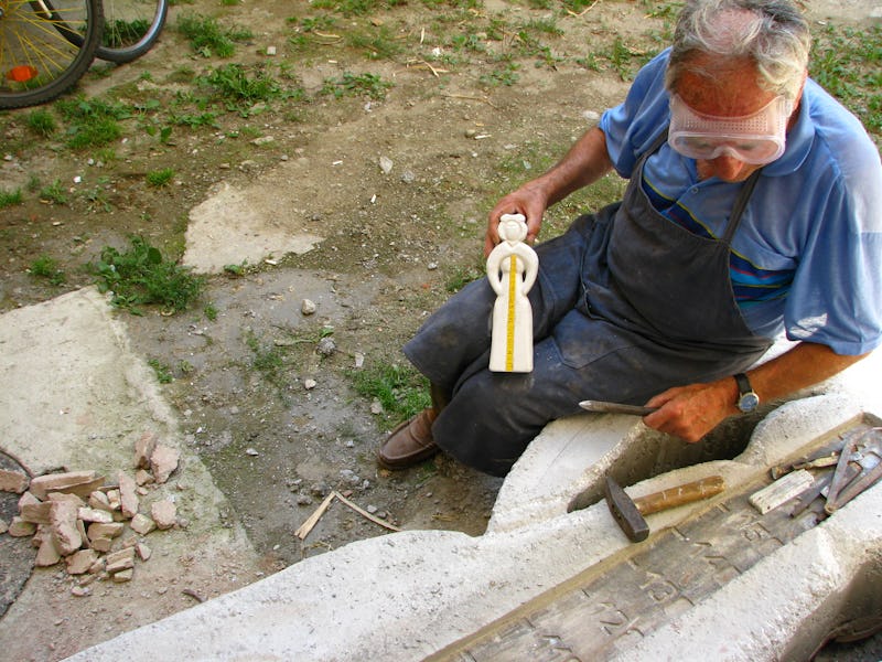 Emil Mureșan arată macheta unei lucrari sculptate în piatră