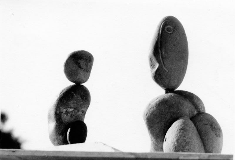 Sculptură în piatră reprezentând doi oameni