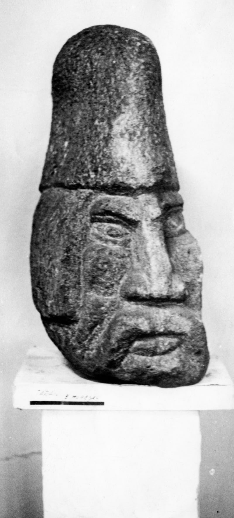 Sculptură în piatră reprezentând capul unui dac