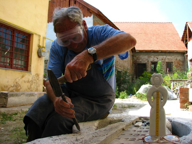 Vedere de ansamblu a lui Emil Mureșan în timp ce sculptează