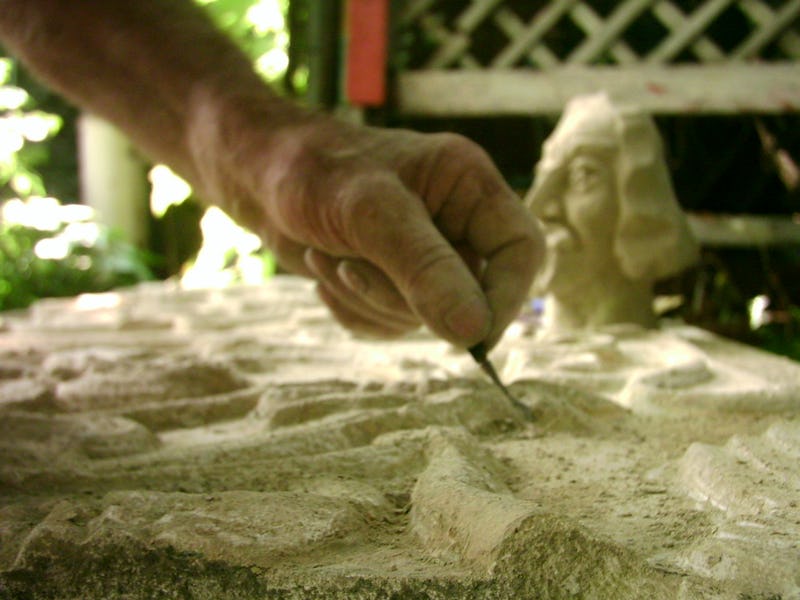 Detaliu cu o daltă aplicată pe o piatră de culoare albă