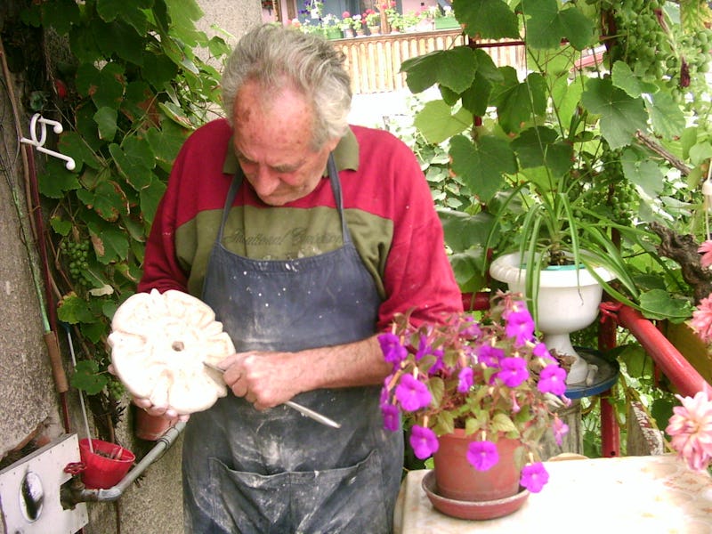 Emil Mureșan sculptează în piatră