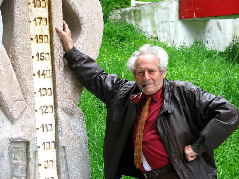 Emil Mureșan alături de una dintre lucrările sale monumentale