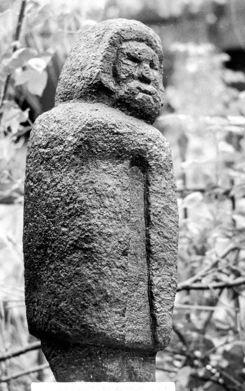 Sculptură în piatră reprezentând un vechi dac