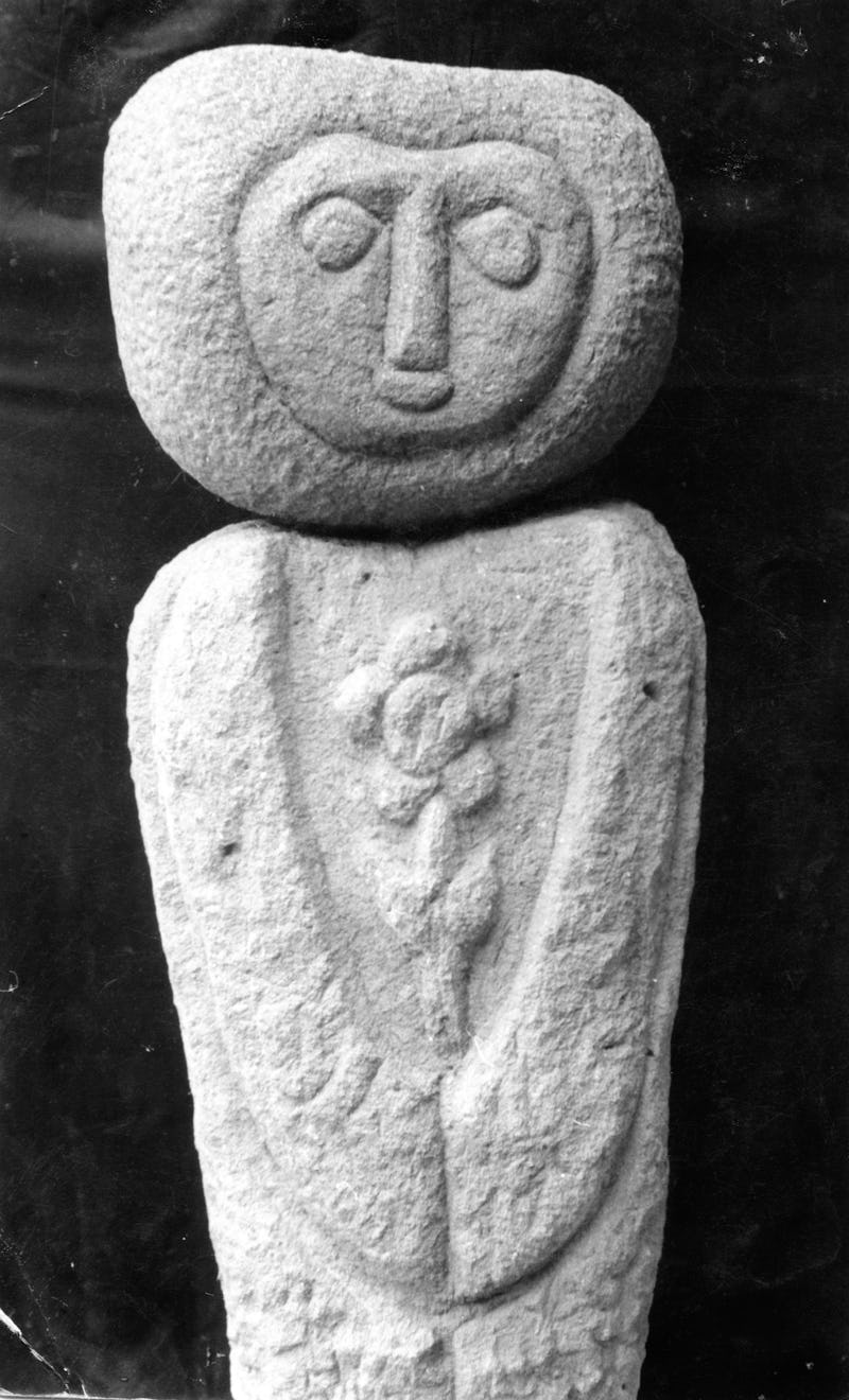 Sculptură în piatră reprezentând o persoană amărâtă