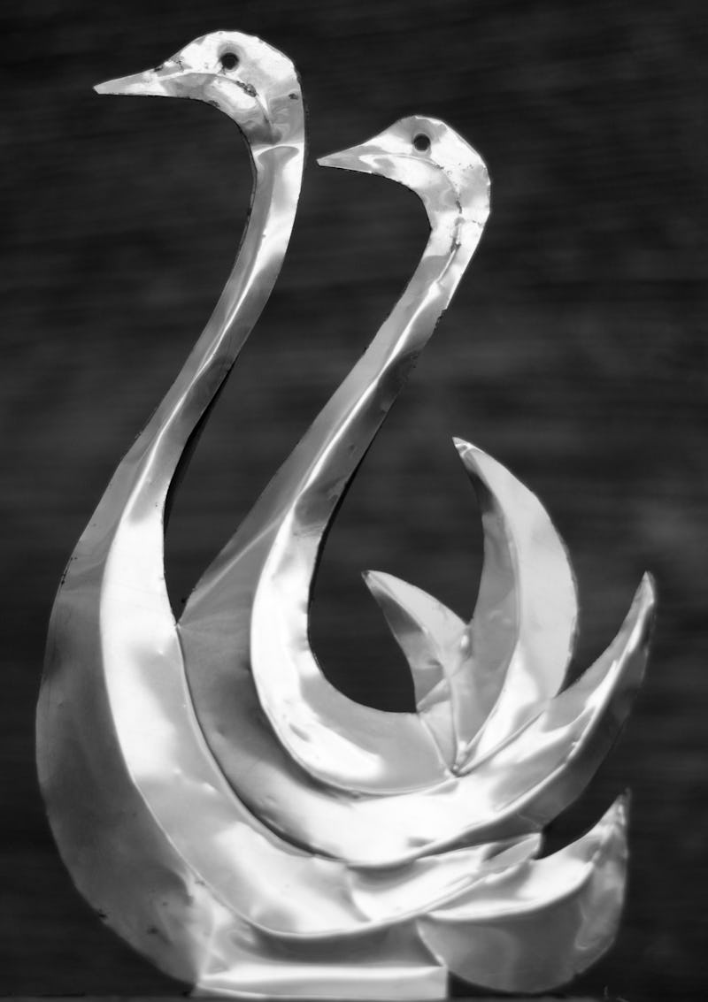 Lucrare din metal reprezentând două lebăde, detaliu
