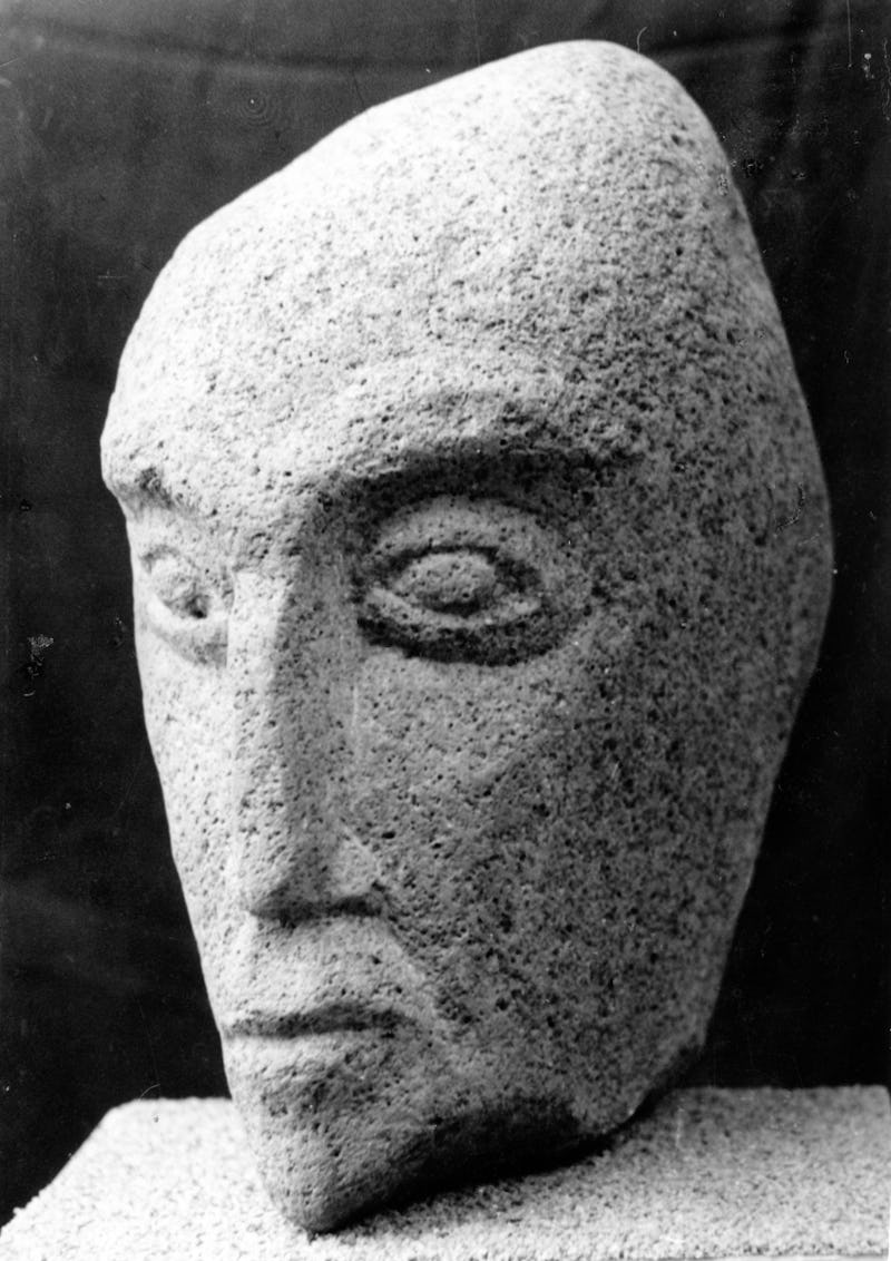 Sculptură în piatră reprezentând un cap de bărbat