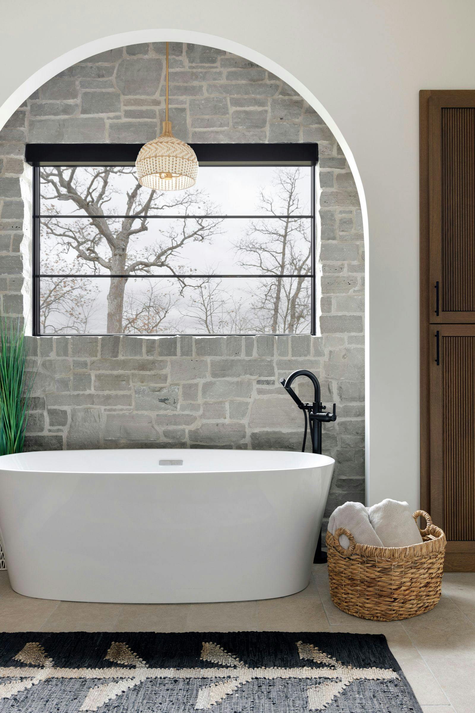 standing bath tub, arch wall detail