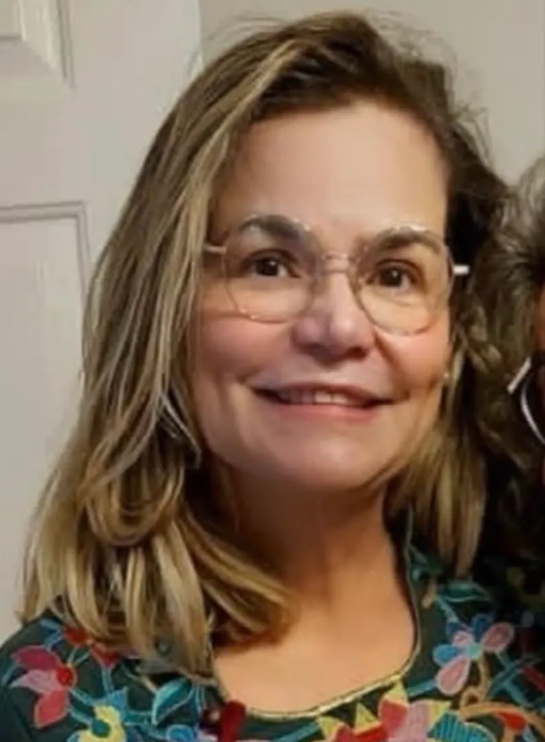 Acompanhamento emocional com inspiração na psicologia junguiana e nas artes expressivas.