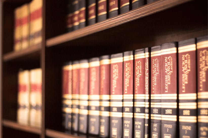A picture of a bookshelf