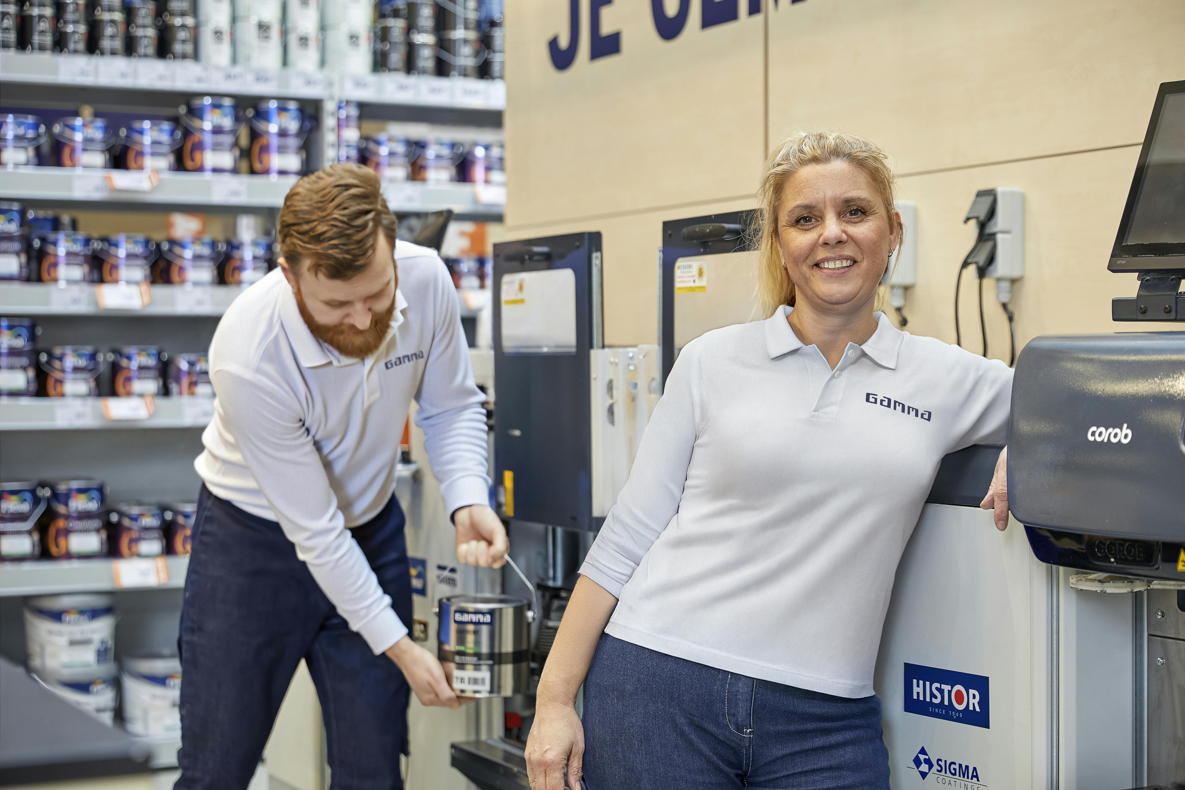 Close-up van een met AI bewerkte foto, waarop de realistische schaduwen en plooien van de digitaal ingevoegde kleding te zien zijn