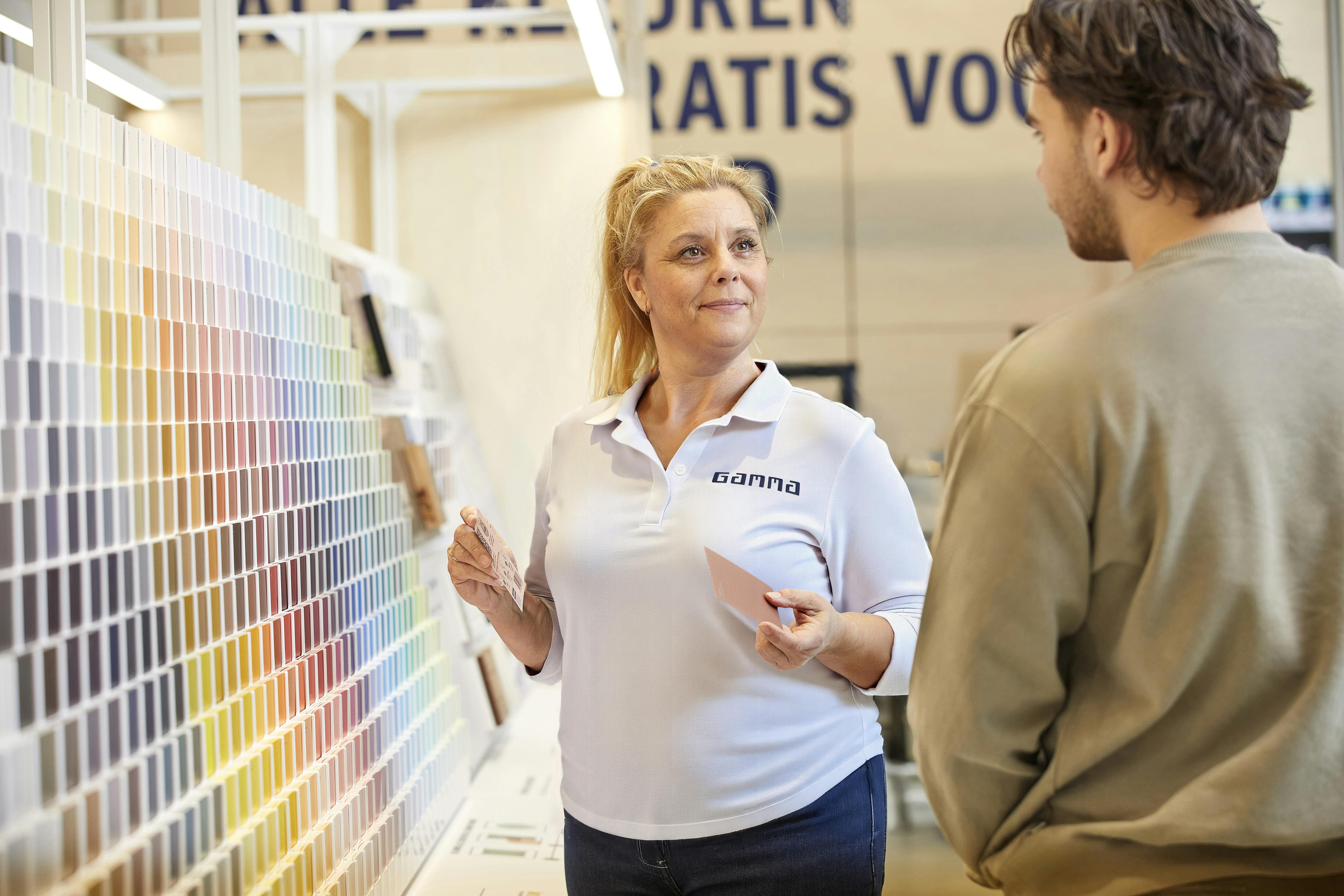Close-up van een met AI bewerkte foto, waarop de realistische schaduwen en plooien van de digitaal ingevoegde kleding te zien zijn