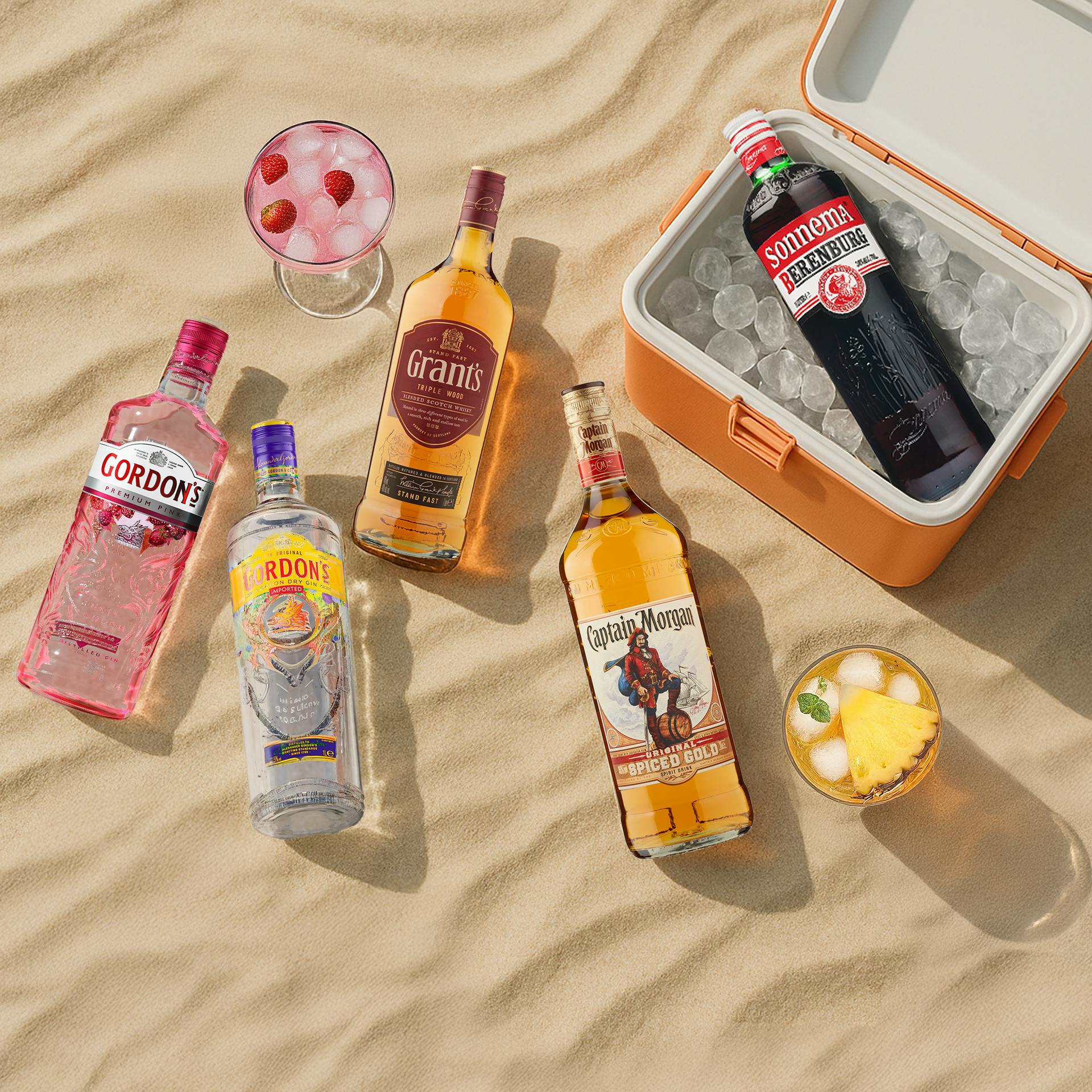 Een sfeervol, door AI gegenereerd folderbeeld met diverse flessen drank in een gezellige setting, gemaakt voor PLUS Supermarkt