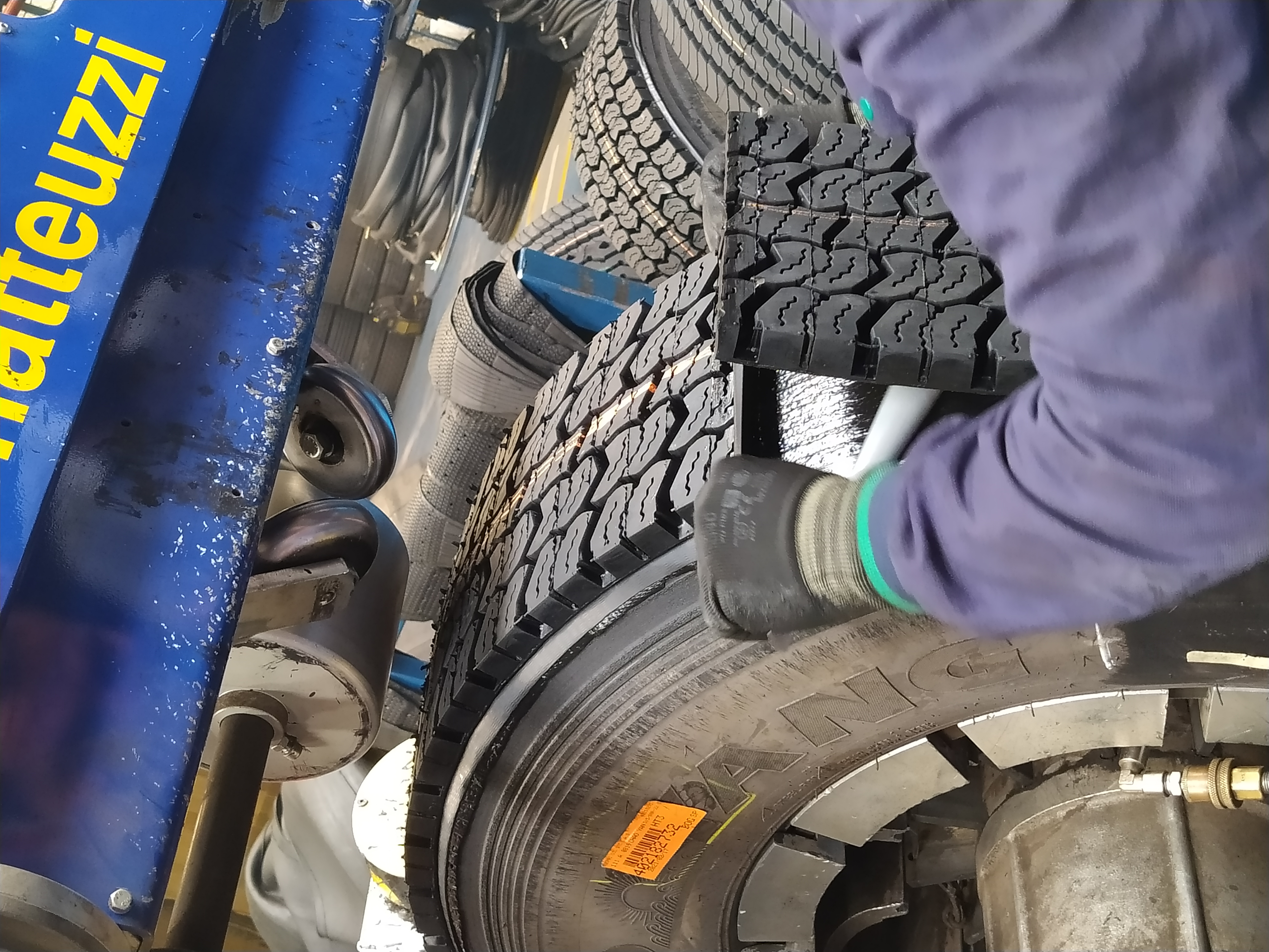 Reduce gastos en neumáticos reencauchándolos. ¿Cómo? 