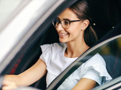 Conducción segura para quienes usan lentes