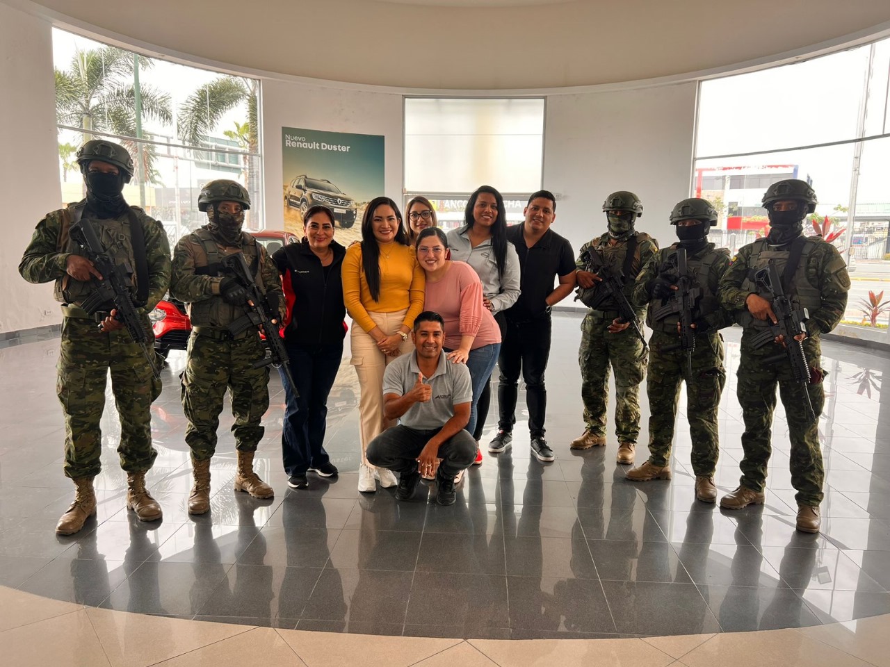 La agencia Aeroplaza Renault-Nissan se sumó al apoyo a las FF.AA.