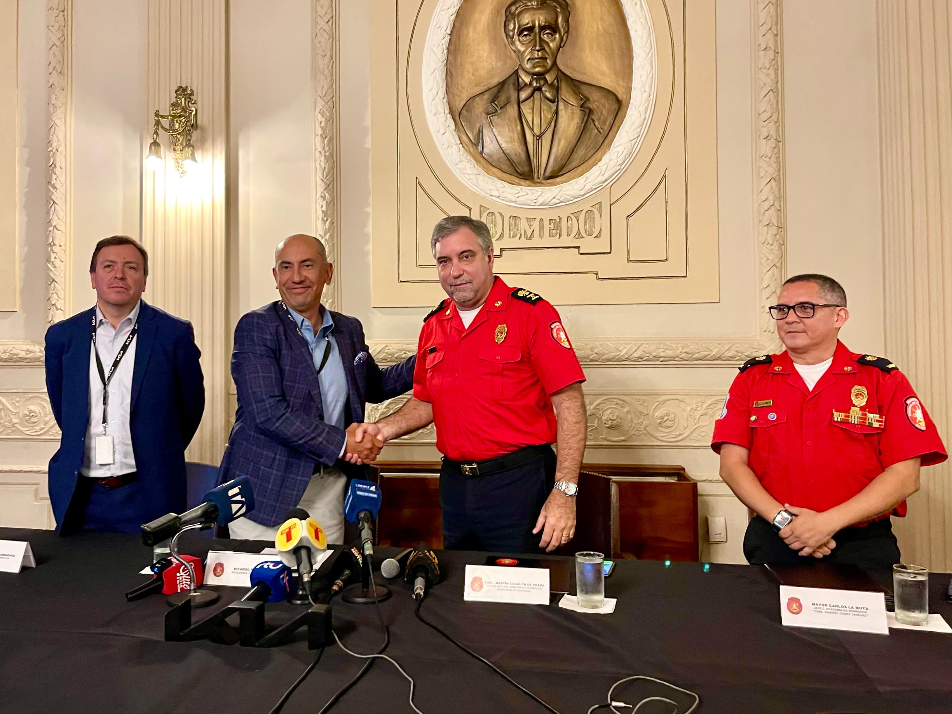 El Cuerpo de Bomberos de Guayaquil se capacitó en asistencia de siniestros de vehículos eléctricos e híbridos