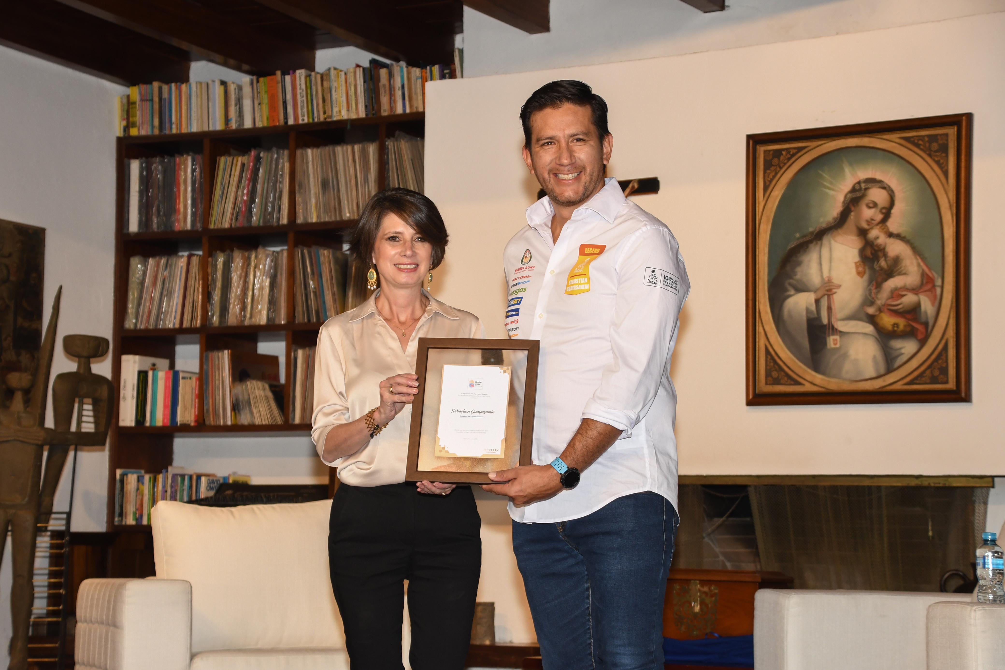 Sebastián Guayasamín fue galardonado con La Huella de Mucho Mejor Ecuador